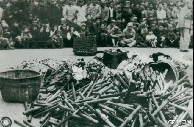 1950年2月24日，政務(wù)院發(fā)出《關(guān)于嚴禁鴉片煙毒的通令》。圖為政府收繳的煙具和賭具。