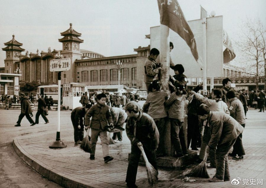 　　1981年2月25日，全國總工會等九個單位發(fā)出倡議，開展“五講四美”文明禮貌活動。圖為北京鐵路一小的少先隊(duì)員在北京站西街打掃衛(wèi)生。