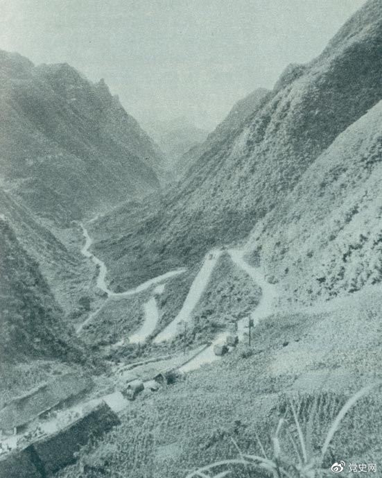 　　1935年2月18日至21日，紅軍奪取桐梓、占領(lǐng)婁山關(guān)、再克遵義城，取得了殲滅和擊潰國民黨軍2個(gè)師又8個(gè)團(tuán)的大勝利。圖為黔北要隘婁山關(guān)。