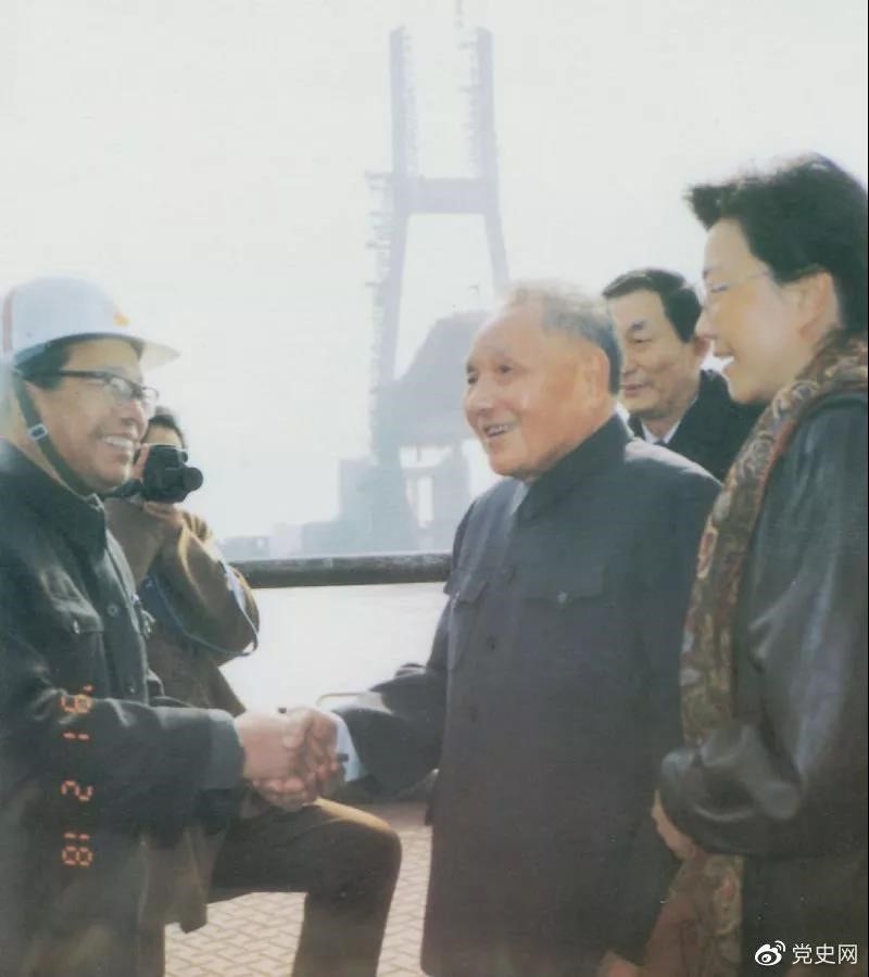 1991年2月18日，鄧小平視察上海南浦大橋工地時(shí)同大橋工程設(shè)計(jì)人員握手。