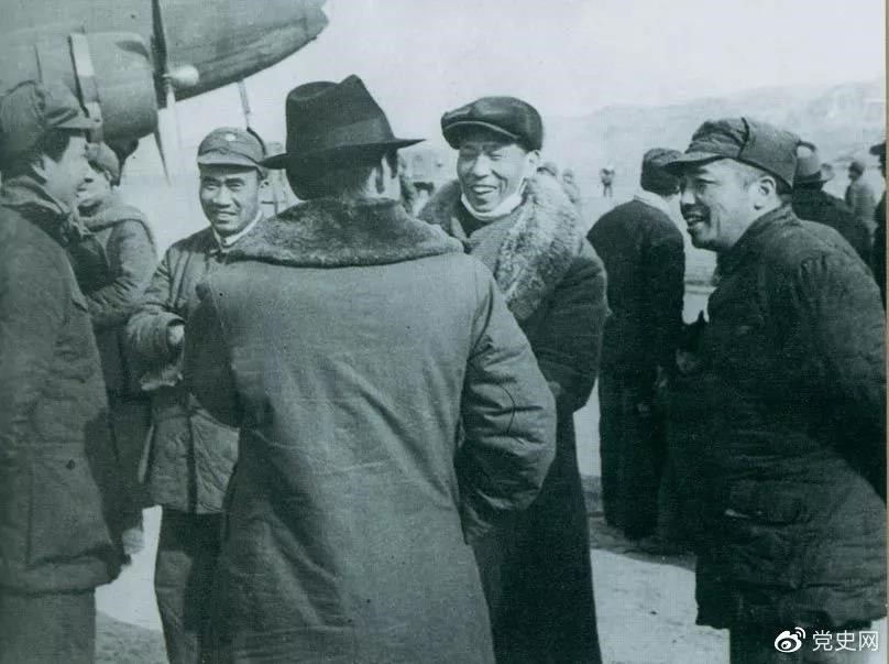 1946年2月19日，毛澤東等在延安機(jī)場(chǎng)迎接從重慶回延安匯報(bào)工作的周恩來(lái)。