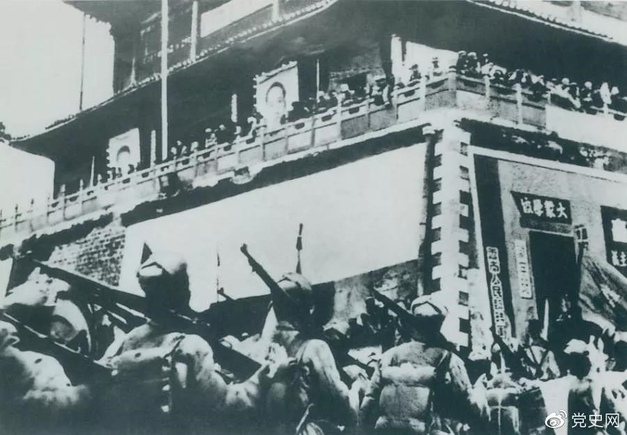 1950年2月20日，人民解放軍進(jìn)駐昆明。