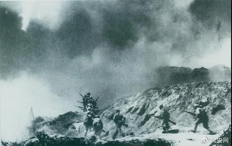 　　1948年2月28日至3月3日，西北野戰(zhàn)軍發(fā)起宜川戰(zhàn)役，殲滅國民黨軍2.9萬余人，取得了轉(zhuǎn)入外線作戰(zhàn)后的第一個大勝利。圖為部隊攻占瓦子街。 