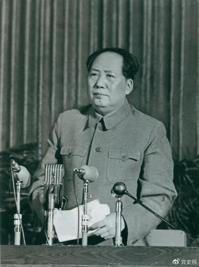 　　1957年2月27日，毛澤東在最高國務會議第十一次（擴大）會議上發(fā)表《如何處理人民內部的矛盾》（后改為《關于正確處理人民內部矛盾的問題》）講話。