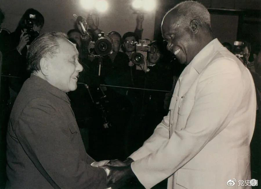 1988年3月1日，鄧小平在北京會見贊比亞總統(tǒng)肯尼斯·戴維·卡翁達。