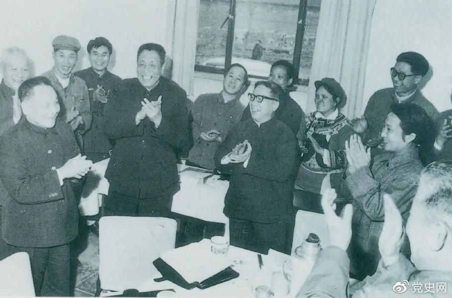 1978年3月2日，鄧小平到五屆全國人大一次會議云南和四川省代表團(tuán)看望代表們。