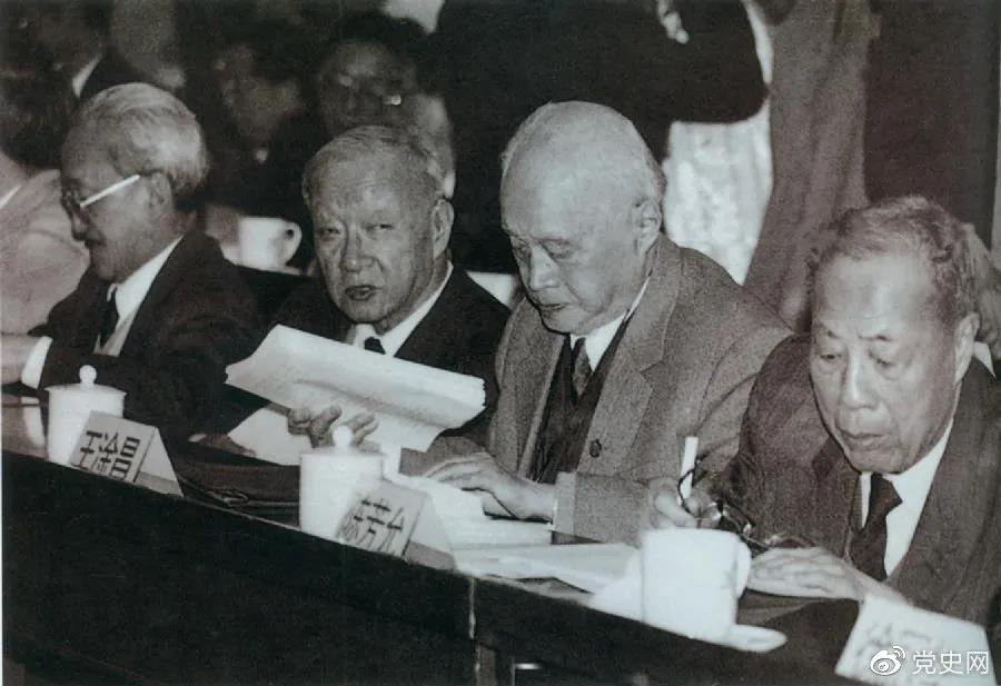 1986年3月，由4位老科學(xué)家倡議，經(jīng)鄧小平批示，中國(guó)制定實(shí)施了高技術(shù)研究發(fā)展計(jì)劃。圖為“863”計(jì)劃的4位倡導(dǎo)人王大珩（左2）、王淦昌（左3）、楊嘉墀（左1）、陳芳允（左4）。