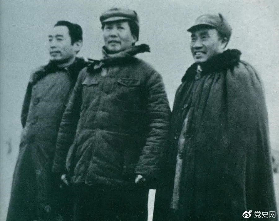 1946年3月4日，毛澤東和朱德、周恩來在延安機場。