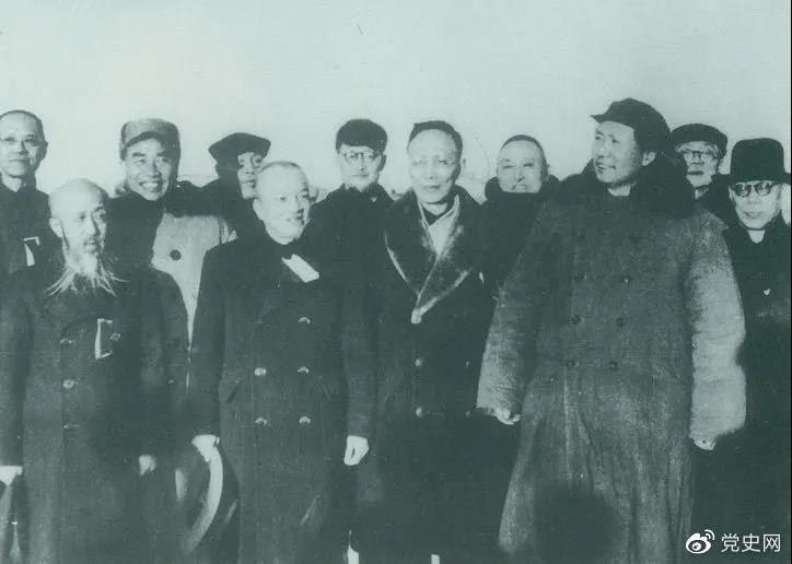 1949年3月，各界人士代表在北京西苑機(jī)場(chǎng)同毛澤東、朱德等留影。