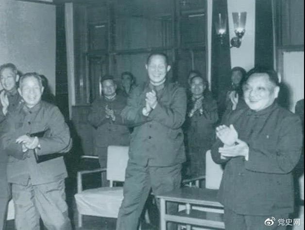 1978年3月，鄧小平和參加五屆人大一次會議的解放軍代表在一起。