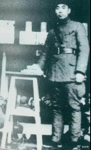 1939年3月10日，周恩來為新四軍排以上干部作題為《目前形勢與新四軍任務(wù)》的報告。