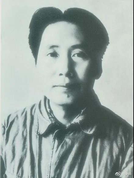 1940年3月11日  毛澤東在黨的高級干部會議上作題為《目前抗日統(tǒng)一戰(zhàn)線中的策略問題》的報告。