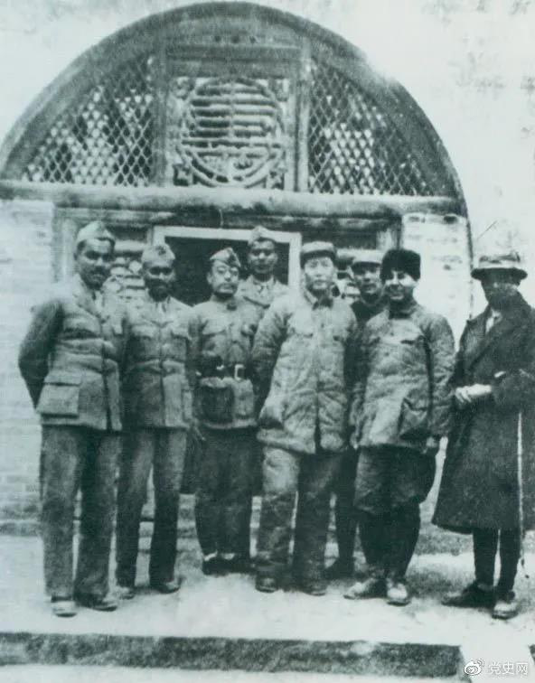 1939年3月15日，毛澤東在延安會(huì)見印度援華醫(yī)療隊(duì)全體人員。