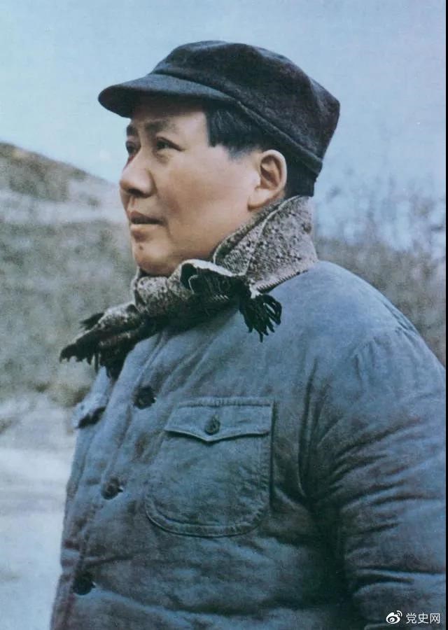 　　1947年3月18日，中共中央機(jī)關(guān)主動(dòng)撤離延安。毛澤東和周恩來(lái)、任弼時(shí)等繼續(xù)留在陜北，指揮全國(guó)人民解放戰(zhàn)爭(zhēng)。這是轉(zhuǎn)戰(zhàn)陜北前夕的毛澤東。