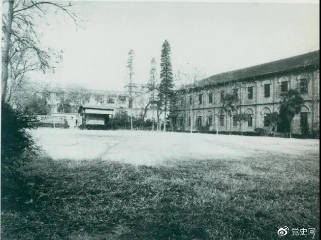 　　1927年3月18日，毛澤東出席在武昌舉行的河南武裝農(nóng)民代表大會(huì)，并作湖南農(nóng)運(yùn)狀況報(bào)告。圖為大會(huì)會(huì)場(chǎng)——武昌農(nóng)講所大操場(chǎng)。