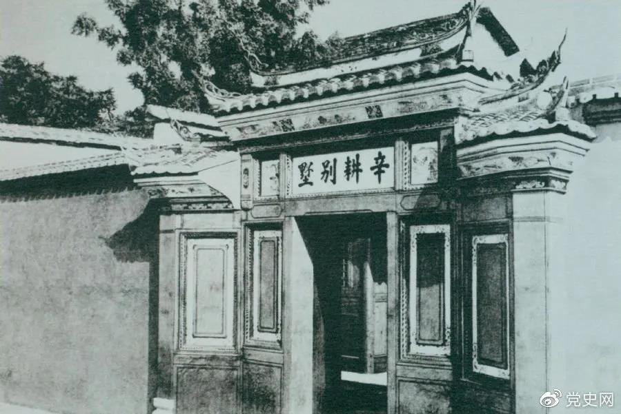 1929年3月20日，毛澤東在長(zhǎng)汀主持召開(kāi)紅四軍前委擴(kuò)大會(huì)議，討論時(shí)局和紅軍的行動(dòng)方針。當(dāng)天，他寫(xiě)信給中央，提出創(chuàng)建贛南、閩西革命根據(jù)地的初步設(shè)想。圖為會(huì)議舊址—長(zhǎng)汀縣城水東街“辛耕別墅”。 