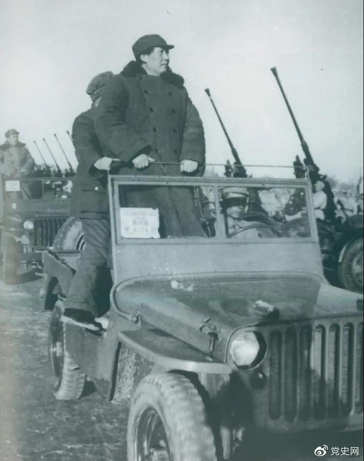 1949年3月25日，毛澤東在北平西苑機(jī)場(chǎng)檢閱部隊(duì)。