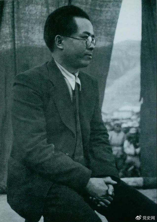 1940年3月26日，任弼時結(jié)束中共駐共產(chǎn)國際代表的工作回到延安。圖為他在歡迎大會上