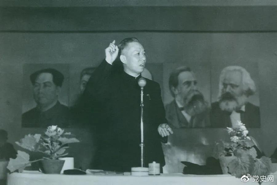 1951年3月28日，劉少奇在第一次全國組織工作會議上作報告。