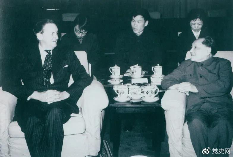 1979年3月29日，鄧小平會見香港總督麥里浩。