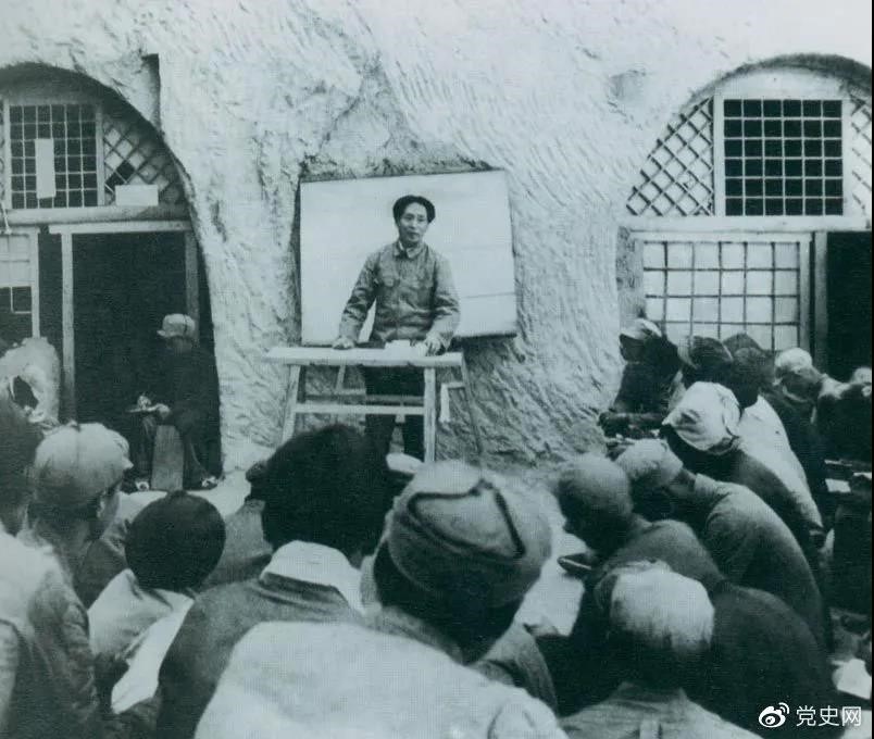 1938年4月，毛澤東在魯迅藝術(shù)學(xué)院講演。