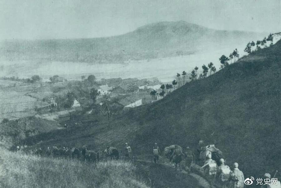 1945年4月6日，太行部隊(duì)等向白晉、同蒲沿線上的日軍展開攻擊。這是八路軍向祁縣開進(jìn)。