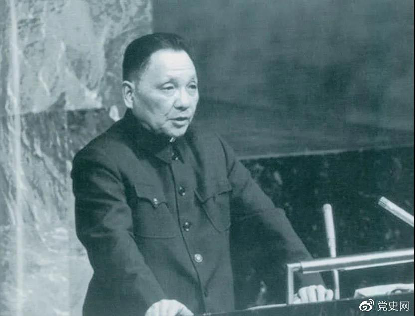 1974年4月10日，鄧小平在聯(lián)合國大會第六屆特別會議上發(fā)言。
