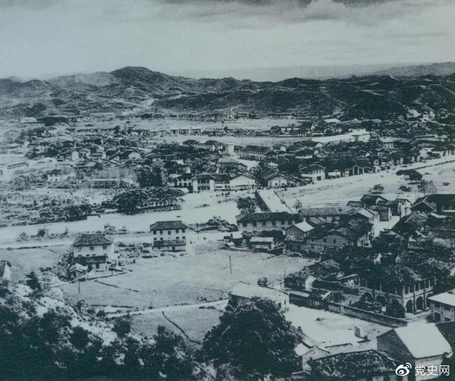 1928年4月，朱德率領(lǐng)南昌起義余部到達(dá)井岡山，與毛澤東領(lǐng)導(dǎo)的部隊(duì)勝利會(huì)師。圖為會(huì)師地點(diǎn)礱市全景。