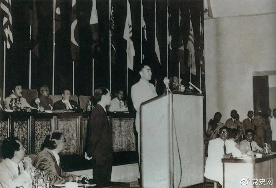 1955年4月18日，亞非會(huì)議在萬(wàn)隆開(kāi)幕。圖為19日周恩來(lái)在會(huì)議上發(fā)言。