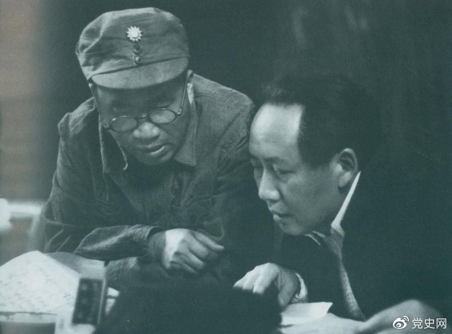 1945年4月，毛澤東和朱德在中國共產黨第七次全國代表大會上。