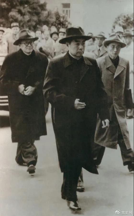 1954年4月26日，日內(nèi)瓦會(huì)議開幕。圖為周恩來率中國代表團(tuán)進(jìn)入會(huì)場。