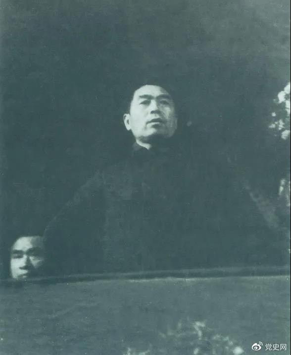 圖為周恩來在中國(guó)共產(chǎn)黨第七次全國(guó)代表大會(huì)上發(fā)言。