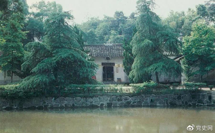 圖為任弼時(shí)故居。1904年4月30日，任弼時(shí)出生在湖南省湘陰縣熟塘鄉(xiāng)唐家橋（今屬汨羅市）。