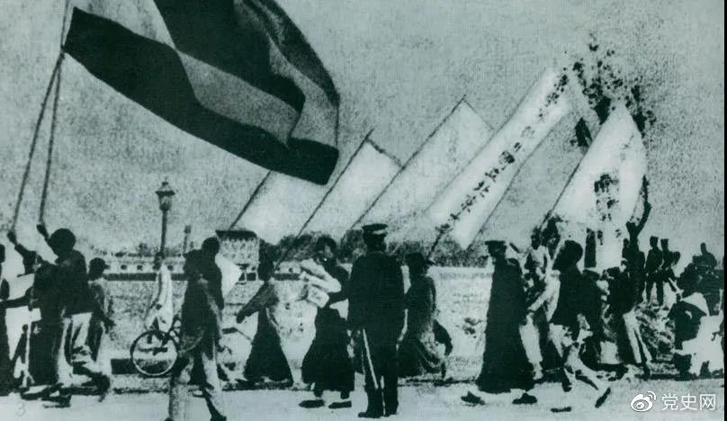 1919年5月4日，北京爆發(fā)學(xué)生反帝愛國運(yùn)動(dòng)。這是北京大學(xué)學(xué)生的示威游行隊(duì)伍。