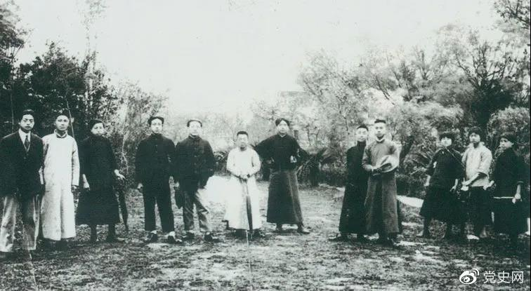 1920年5月8日，新民學(xué)會部分會員在上海半淞園合影。左七為毛澤東。