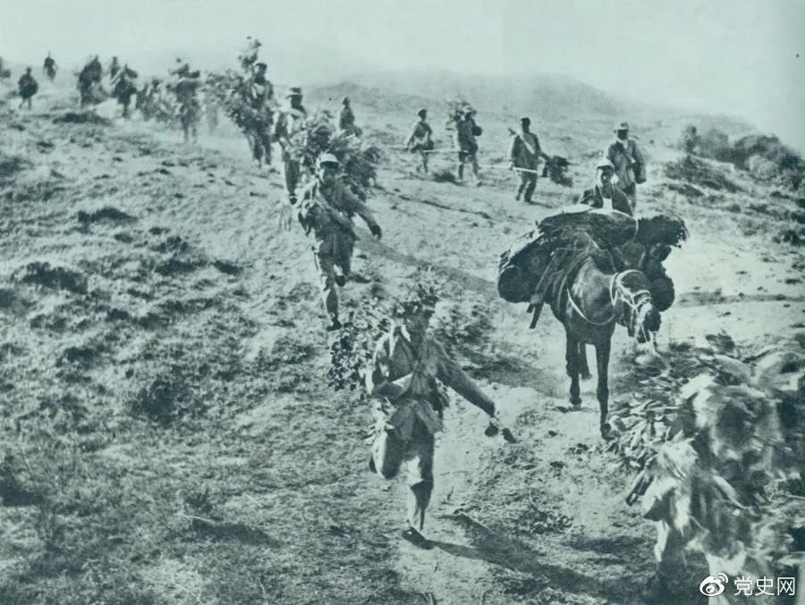 圖為1947年5月在孟良崮戰(zhàn)役中，華東野戰(zhàn)軍向孟良崮挺進。