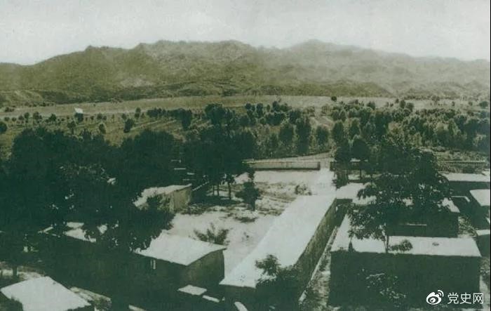 1948年5月，中共中央和人民解放軍總部由陜北遷到河北平山縣西柏坡。圖為中央領(lǐng)導(dǎo)人辦公處所俯瞰。