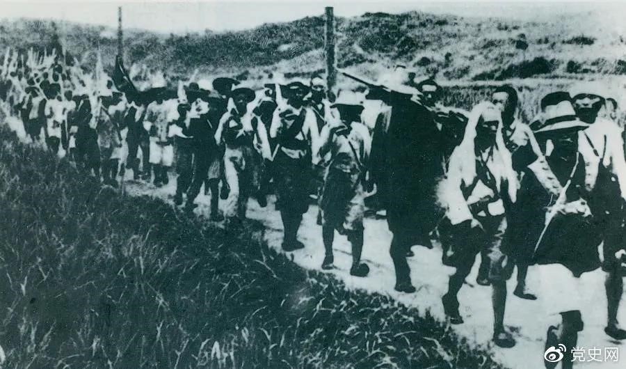 　　1931年5月16日至31日，紅一方面軍在毛澤東、朱德指揮下，連續(xù)打了5個(gè)勝仗，殲敵3萬(wàn)余人，繳槍2萬(wàn)余支，打退了國(guó)民黨軍隊(duì)的第二次“圍剿”。圖為行軍中的紅軍。