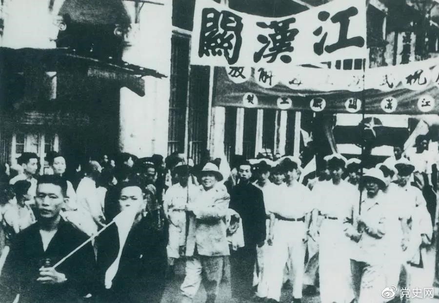 1949年5月17日，第四野戰(zhàn)軍解放武漢。圖為武漢人民歡慶解放。