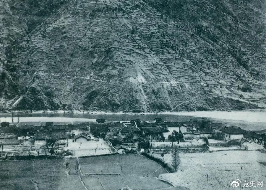 　　1935年5月25日，紅一方面軍到達(dá)大渡河南岸的安順場。紅軍17名勇士靠一葉孤舟強(qiáng)渡大渡河，為沿大渡河左岸北上的部隊(duì)打開了一條通道。圖為安順場一角。