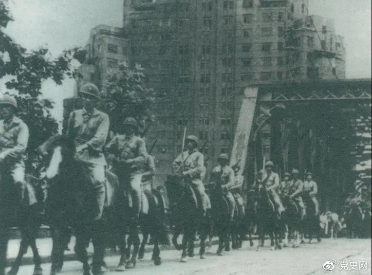 　　1949年5月，人民解放軍殲滅退守上海的敵軍15萬(wàn)人，解放了這個(gè)中國(guó)最大的城市。圖為解放軍進(jìn)駐上海。