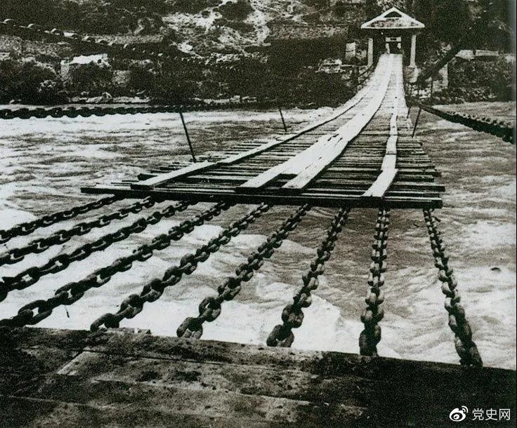 　　1935年5月29日，中央紅軍左縱隊(duì)先頭部隊(duì)在瀘定橋西頭發(fā)起奪橋戰(zhàn)斗，勝利搶占大橋。圖為瀘定橋。