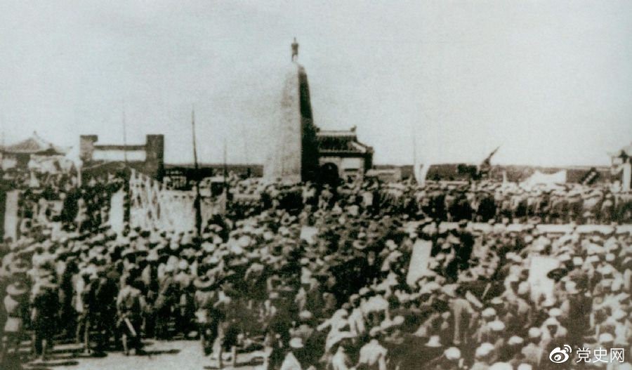 　　1931年6月，紅七軍到達中央革命根據(jù)地江西興國縣，編入彭德懷率領(lǐng)的紅三軍團。圖為當(dāng)時會師的情形。