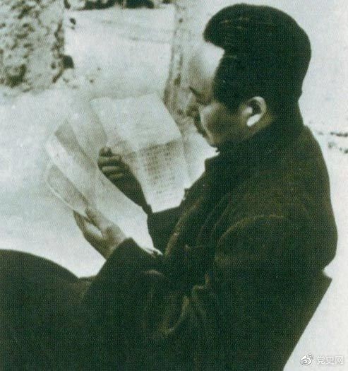 　　1946年6月，國民黨撕毀停戰(zhàn)協(xié)定和政協(xié)決議，挑起全面內(nèi)戰(zhàn)。這是毛澤東在延安審閱有關(guān)自衛(wèi)反擊的電報。