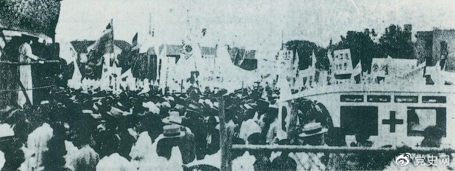 　　1925年6月7日，中國共產(chǎn)黨通過上?？偣?huì)聯(lián)合上海學(xué)生聯(lián)合會(huì)、上海各馬路商界聯(lián)合會(huì)等，成立了上海反帝運(yùn)動(dòng)的領(lǐng)導(dǎo)機(jī)關(guān)——工商學(xué)聯(lián)合會(huì)。11日，在該會(huì)的主持下，上海20萬群眾集會(huì)，通過了逞兇、賠償、取消領(lǐng)事裁判權(quán)等17項(xiàng)對(duì)外交涉條件。圖為大會(huì)盛況。