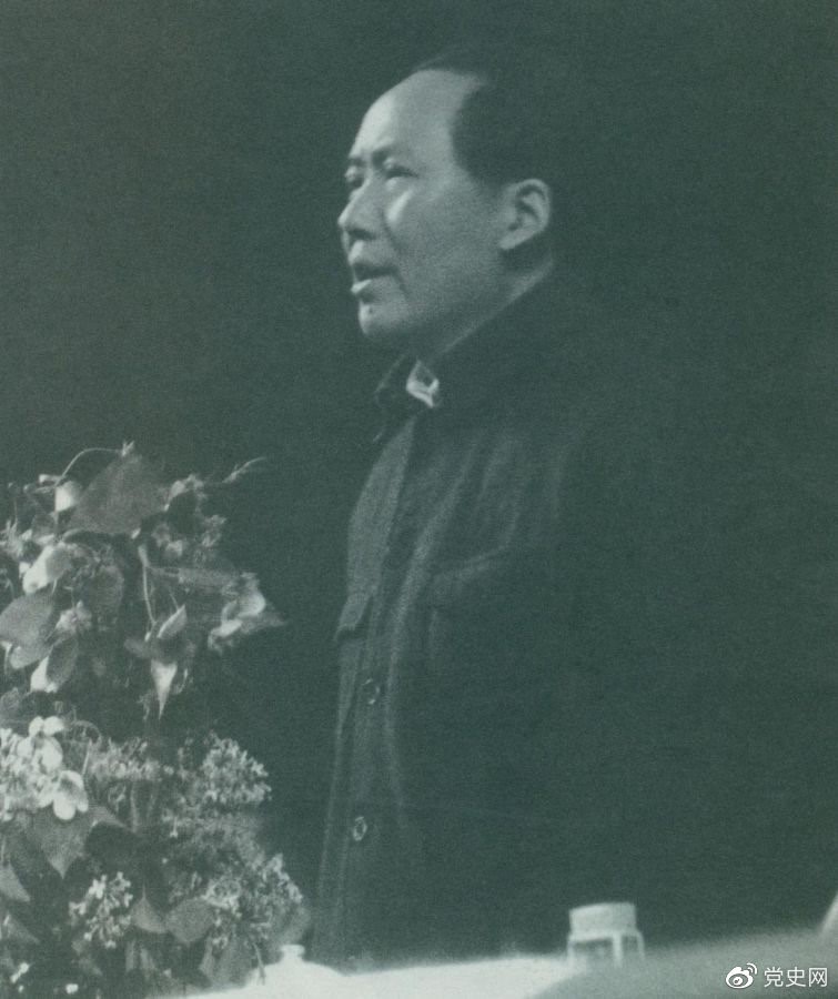 1945年6月11日，毛澤東在中國共產(chǎn)黨第七次全國代表大會上致閉幕詞。