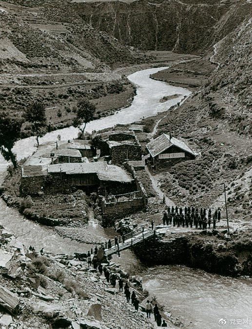 　　1935年6月12日，中央紅軍先頭部隊在夾金山北麓四川懋功達維鎮(zhèn)同紅四方面軍先頭部隊勝利會師。圖為當年的會師橋。