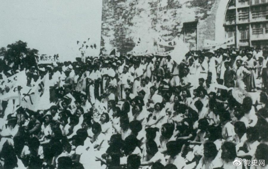 1936年6月13日，北平學生與市民在鼓樓前舉行聲勢浩大的抗日集會。