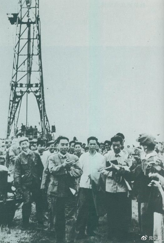 1962年6月，周恩來到大慶視察，這是在1202鉆井隊現(xiàn)場參觀。 