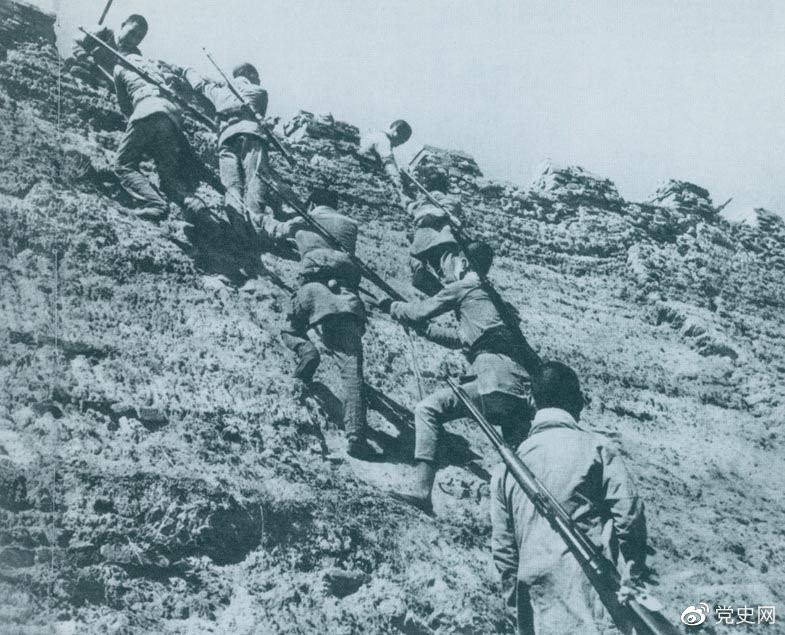 1945年6月25日，八路軍冀中部隊攻克河北獻縣。圖為部隊奮勇攀登城墻。
